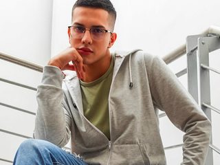 Aaron Wold live cam model at Flirt4Free