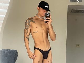 Hunter Prey Live Cam on Flirt4Free