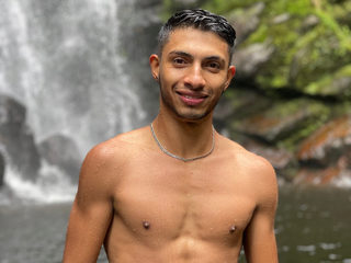 Watch Christopher Phoenix live on cam at Flirt4Free