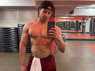 Issac West live cam model at Flirt4Free