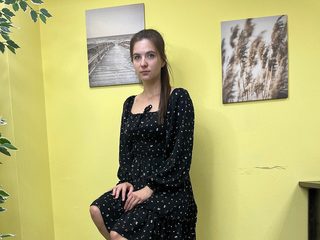 Sunniva Elsey live cam model at Flirt4Free