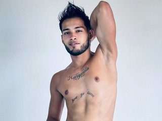 Max Conorr live cam model at Flirt4Free