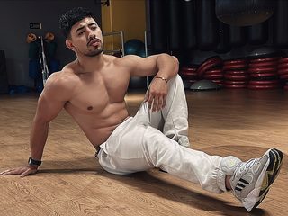 Ezzio Scolaro live cam model at Flirt4Free