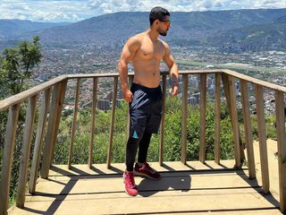 Watch Ezzio Scolaro live on cam at Flirt4Free