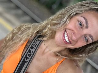 Ellie Lewis live cam model at Flirt4Free