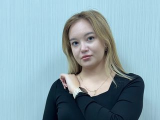 Aisly Bluett live cam model at Flirt4Free