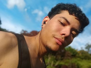 Erick Jones live cam model at Flirt4Free