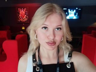 Linette Colburn live cam model at Flirt4Free