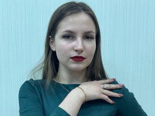 Synne Below live cam model at Flirt4Free