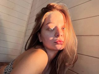 Juliana Akerley live cam model at Flirt4Free