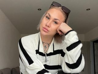 Nicola Pearce live cam model at Flirt4Free