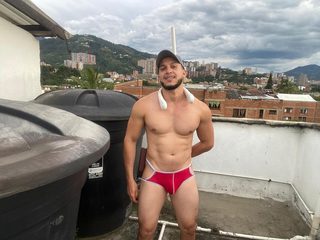 Caméra sexe avec Anderso Mendez sur 1 sur 1 sex cams