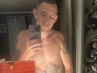 Robbie Thick live cam model at Flirt4Free