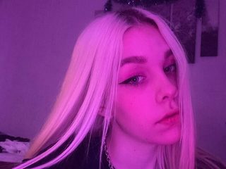 Daisy Brownx live cam model at Flirt4Free