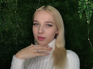 Edith Buskey live cam model at Flirt4Free