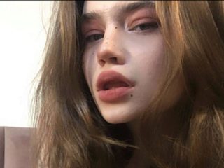 Alice Cutesi live cam model at Flirt4Free