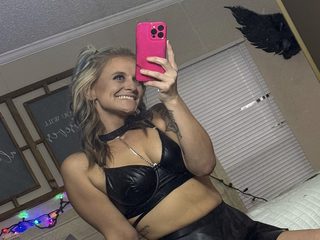 Watch Alexa Fly live on cam at Flirt4Free