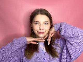 Queenie Alder live cam model at Flirt4Free