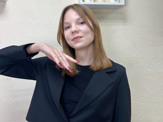 Lynna Balsam live cam model at Flirt4Free