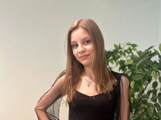 Sex cam with Hilda Gentilev on 1 on 1 sex cams