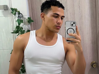 Live Chat with Izan Saenz on Flirt4Free