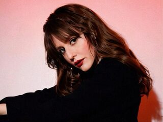 Watch Madeline Bella live on cam on Flirt4Free