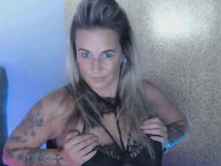 Mystique Maven live cam model at Flirt4Free