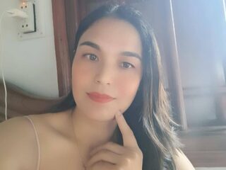 Watch Quine Binz live on cam on Flirt4Free