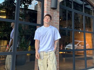 Watch Thommy Grey live on cam on Flirt4Free