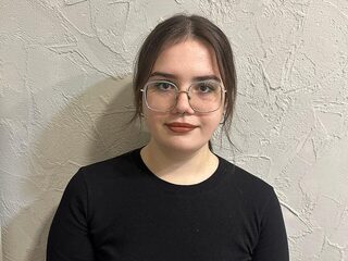 Betty Watkins live cam model at Flirt4Free