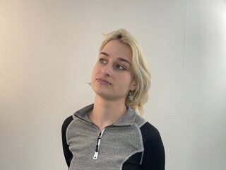 Watch Delcie Gilchrest live on cam on Flirt4Free