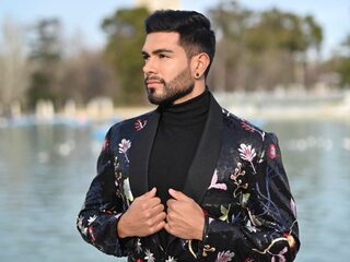 Watch Zarek Fox live on cam on Flirt4Free