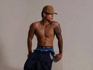 Live Chat with Gregory Cooper on Flirt4Free