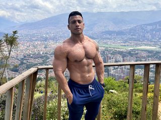 Aaron Strong live cam model at Flirt4Free