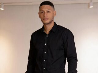 Live Chat with Yaret Roze on Flirt4Free