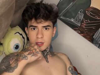 Live Chat with Xavier Ojeda on Flirt4Free