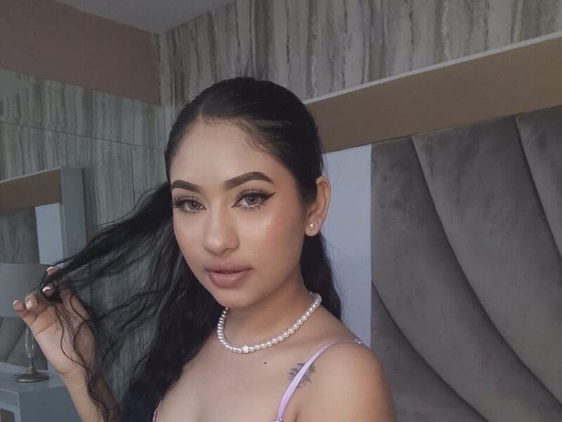 Mia Monnroee