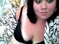 Sexy Dark Haired BBW Webcam Shows Pussy